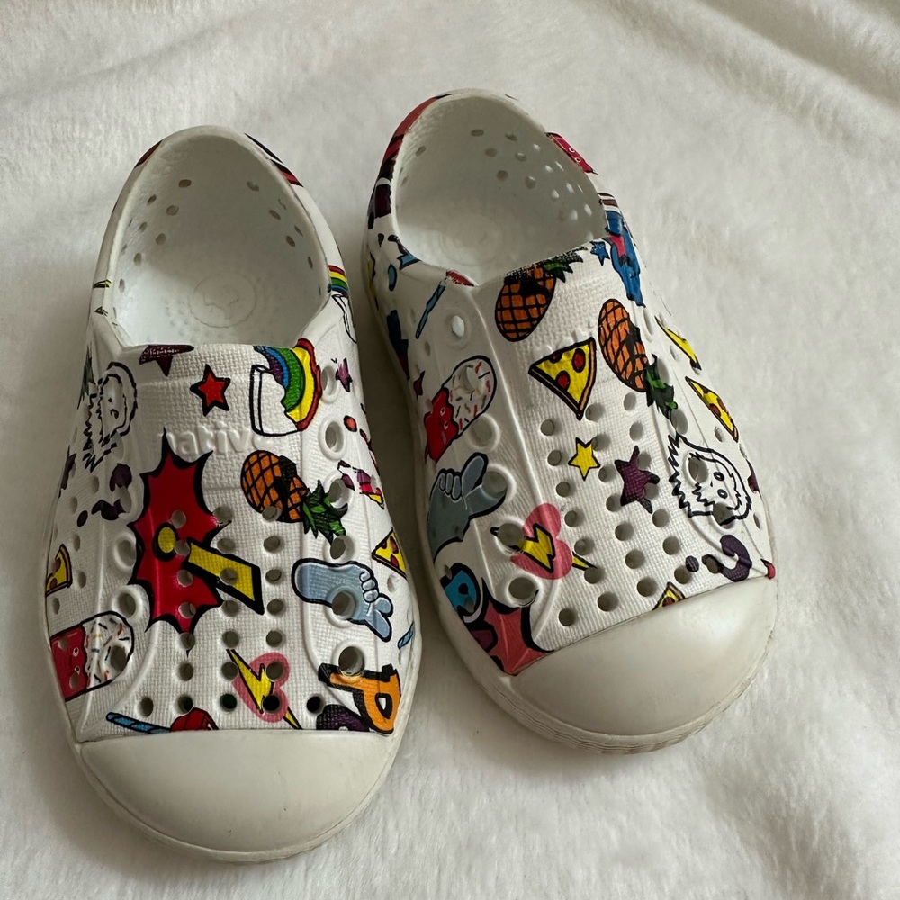 Uber cute emoji native Jefferson shoes size 4